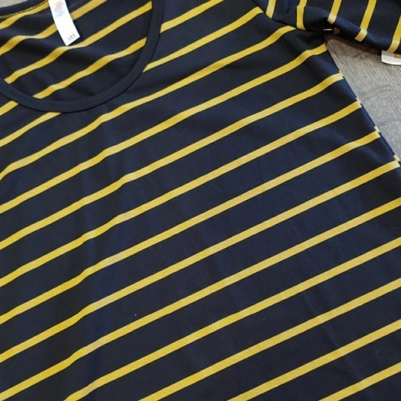 *NWT* LulaRoe Striped Lynnae Long Sleeve Top - Picture 2 of 3